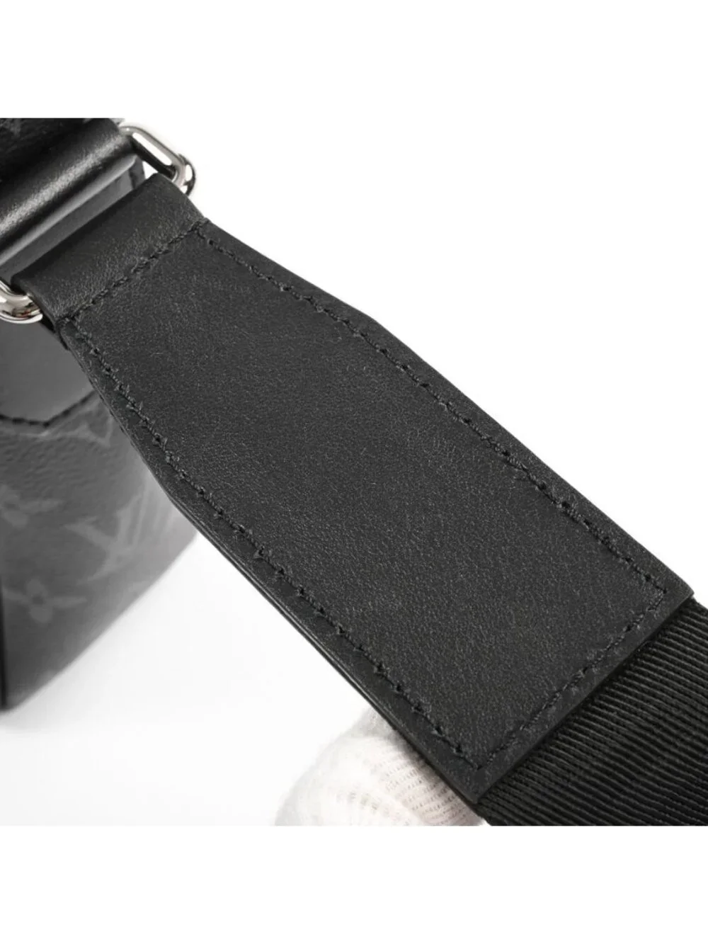 Louis Vuitton Shoulder Bag District